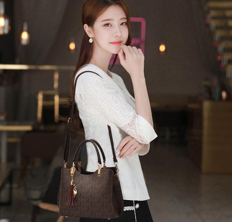 New Large-capacity Women's Fashion Portable Messenger Bag